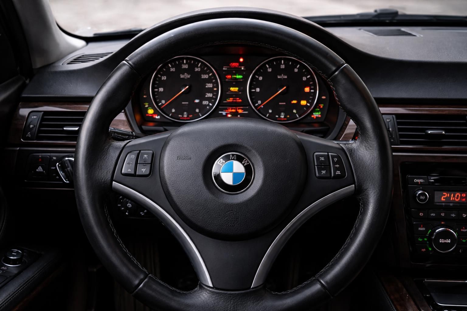 découvrez la liste complète des voyants bmw série 3 e90 et apprenez à les identifier pour prévenir les pannes et entretenir votre véhicule en toute sérénité.