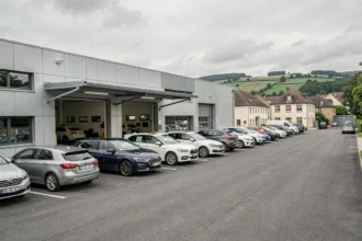Centre de contrôle technique en Moselle avec file de voitures garées devant l'entrée principale
