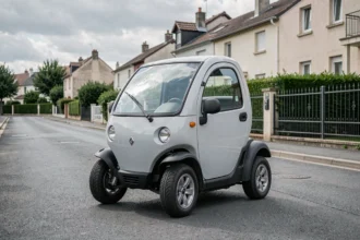 Voiture sans permis compacte garée dans une rue résidentielle française