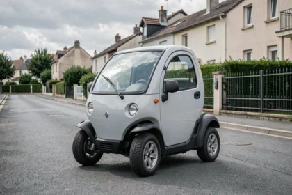 Voiture sans permis compacte garée dans une rue résidentielle française