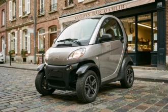 Voiture sans permis garée dans une rue pavée de Valenciennes avec façades en briques typiques du Nord