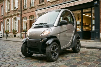 Voiture sans permis garée dans une rue pavée de Valenciennes avec façades en briques typiques du Nord